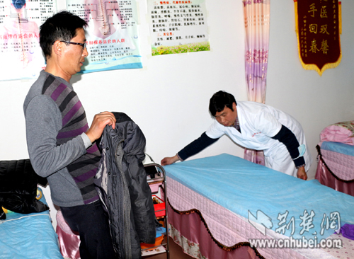 孝昌贫困男子患强制性脊椎炎几欲自杀回乡创业被村医挽救