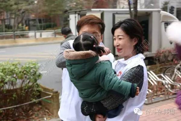 奋韩为孤儿院捐两千万韩币奶粉！用关爱温暖寒冬！