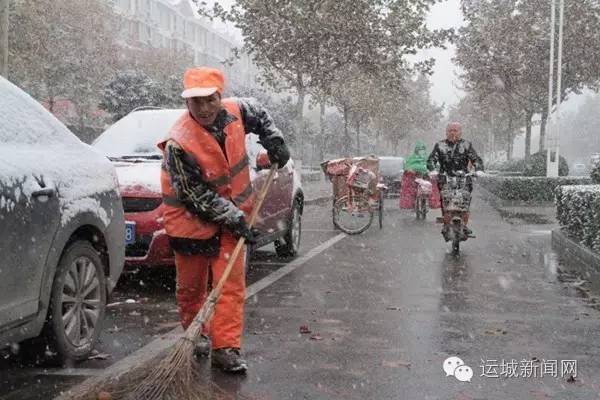 「降雪路况」市区道路交通平稳多条高速公路封闭我市长途汽车全线停运飞机场和铁路均未受到影响