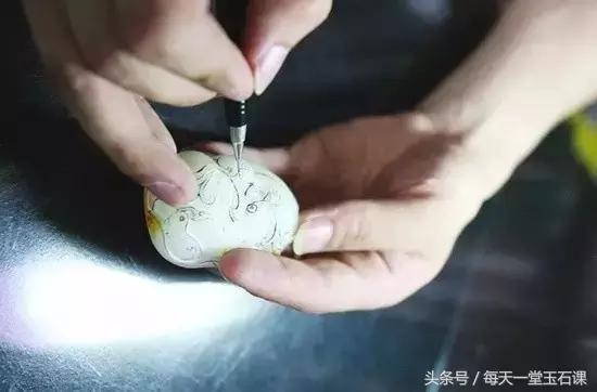 玉器手工雕刻和机器雕刻,机器雕刻玉器痕迹放大图