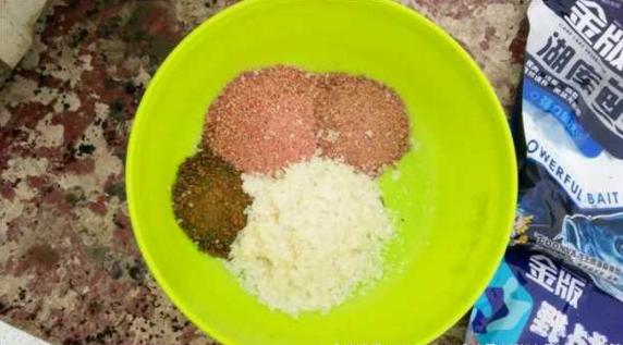 钓鱼人太牛！大风大雨中垂钓也能迎来鲤鲫大丰收