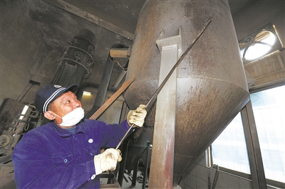 烤砂工：为列车装上“安全防滑链”