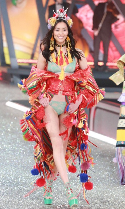 没看现场不要紧！用海量美图告诉你今年维密秀长腿美胸都这样玩