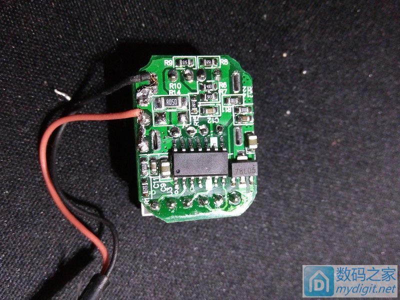 拆一个自带充电线的充电宝,拆一个快充充电器