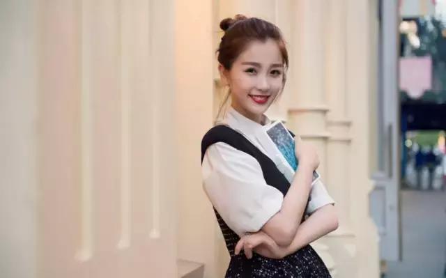 90后新星扮记者采访胡歌赵丽颖,采访胡歌谈到赵丽颖