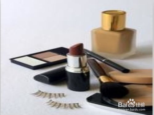 外国小哥直播毁掉女友的化妆品,怎么样毁掉一个女生