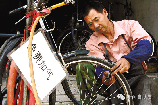 两户邻居在门前“斗法”,两邻居门前斗法