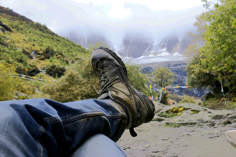 佩服自己，我在亚丁冒雨溯溪央迈勇到牛奶海