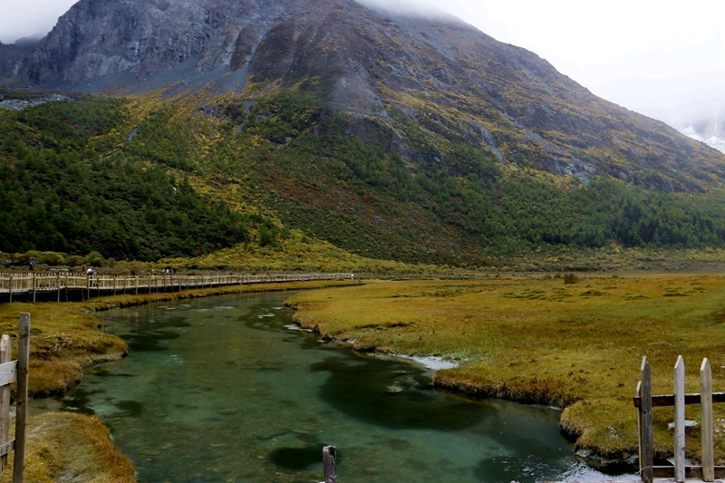 佩服自己，我在亚丁冒雨溯溪央迈勇到牛奶海