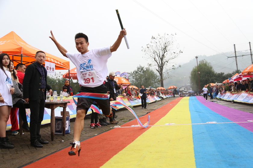 来啊相互崴脚啊!一起穿上高跟鞋跑步!