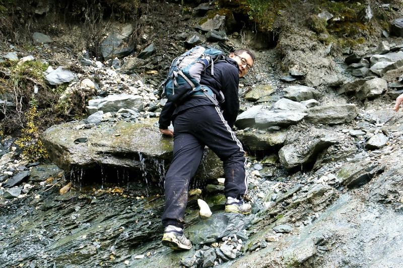 佩服自己，我在亚丁冒雨溯溪央迈勇到牛奶海