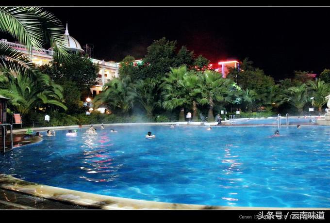 夜色下的罗茨温泉，看着养眼，泡着安逸
