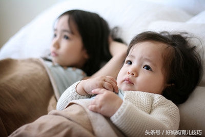 宝宝治疗黄疸期间吐奶,新生儿黄疸10怎么办