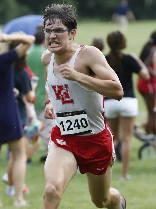 他肥胖被同学嘲笑和欺凌，通过跑步完成逆袭，5公里跑15分钟