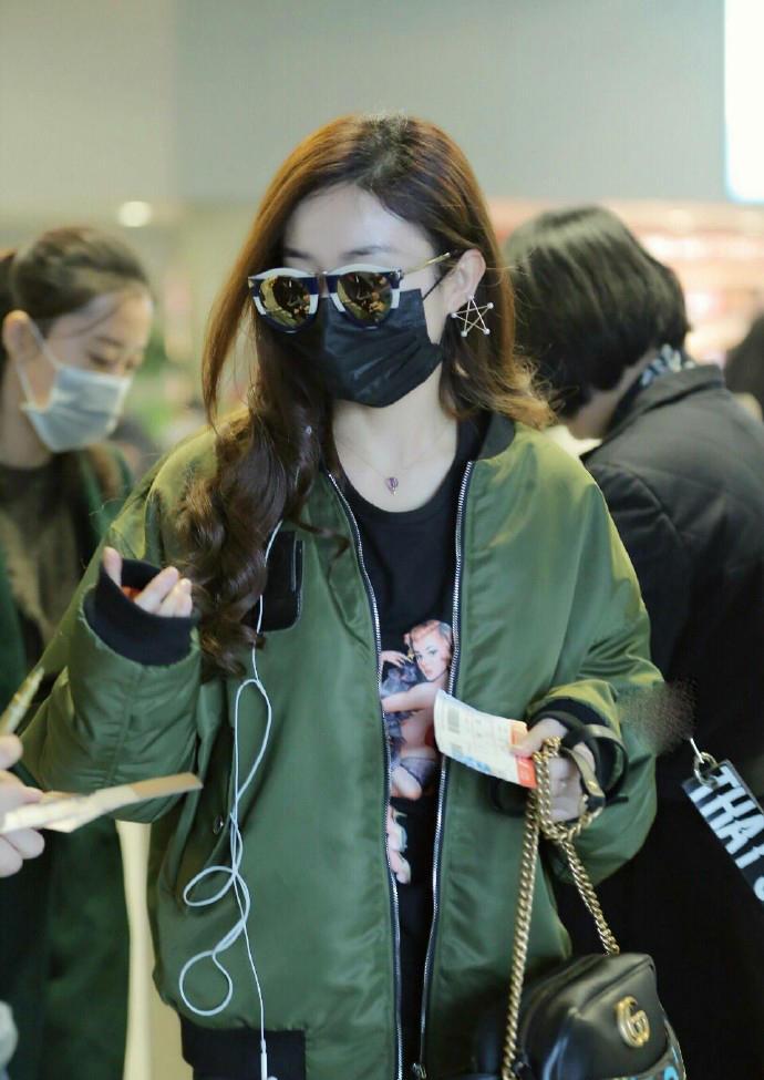 宋茜牛仔短裙配帆布鞋,宋茜同款鞋黑色帆布鞋