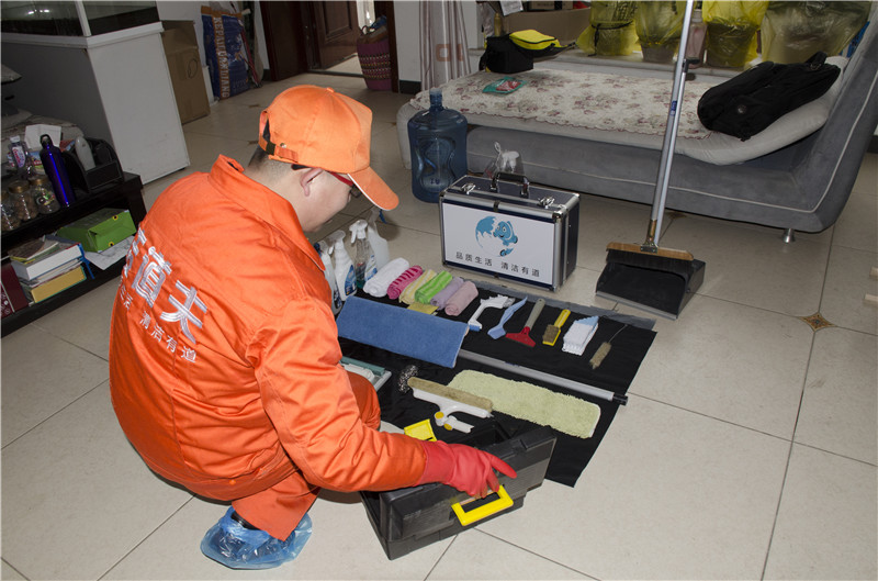 怎么清除衣服上大面积的万能胶,如何去掉大白胶粘在衣服上的胶