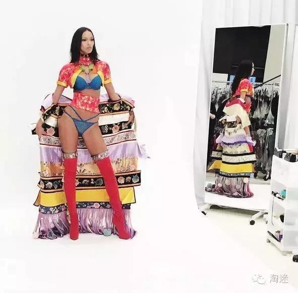 没看现场不要紧！用海量美图告诉你今年维密秀长腿美胸都这样玩