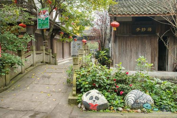 戏猴、爬山、观瀑布，那就跟我去卧龙谷！