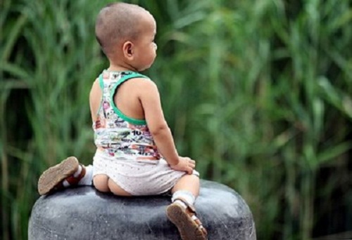 无知妈妈，不要再给宝宝穿这种开裆裤了，孩子真的很难受！