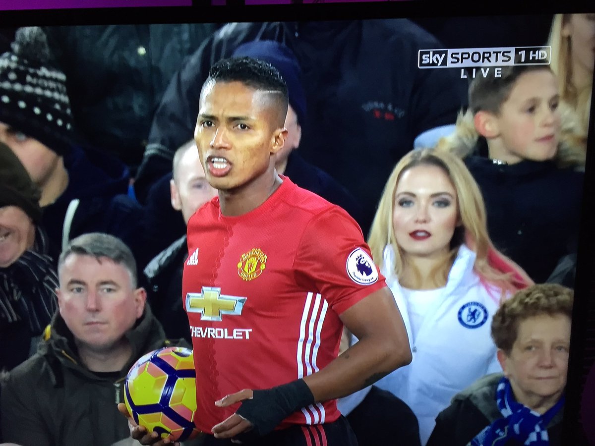 穿切尔西球衣女球迷,切尔西女球迷穿球衣