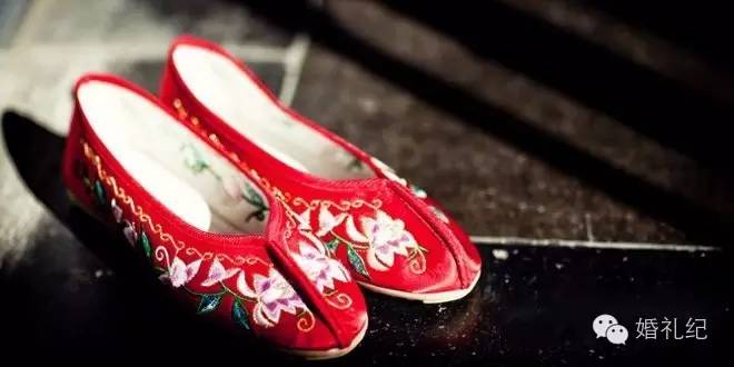 穿秀禾服婚鞋一定要红色的吗,穿秀禾服结婚很丢人吗