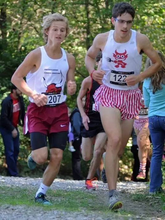 他肥胖被同学嘲笑和欺凌，通过跑步完成逆袭，5公里跑15分钟