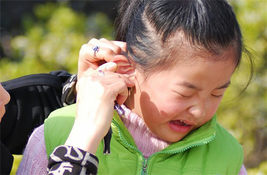 小孩耳朵耳屎结块堵住怎么掏,小孩耳朵多久掏一次耳屎
