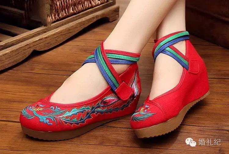 穿秀禾服婚鞋一定要红色的吗,穿秀禾服结婚很丢人吗