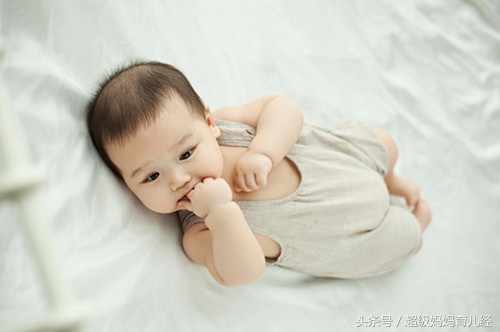 两个月的宝宝喝奶边吃边睡,婴儿吃着奶边吃边玩