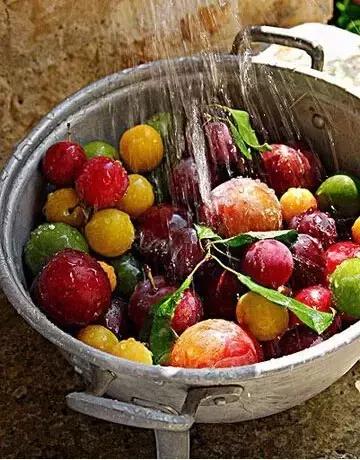 水果蔬菜上的农药对人有危害吗,喝水中的余氯有什么危害