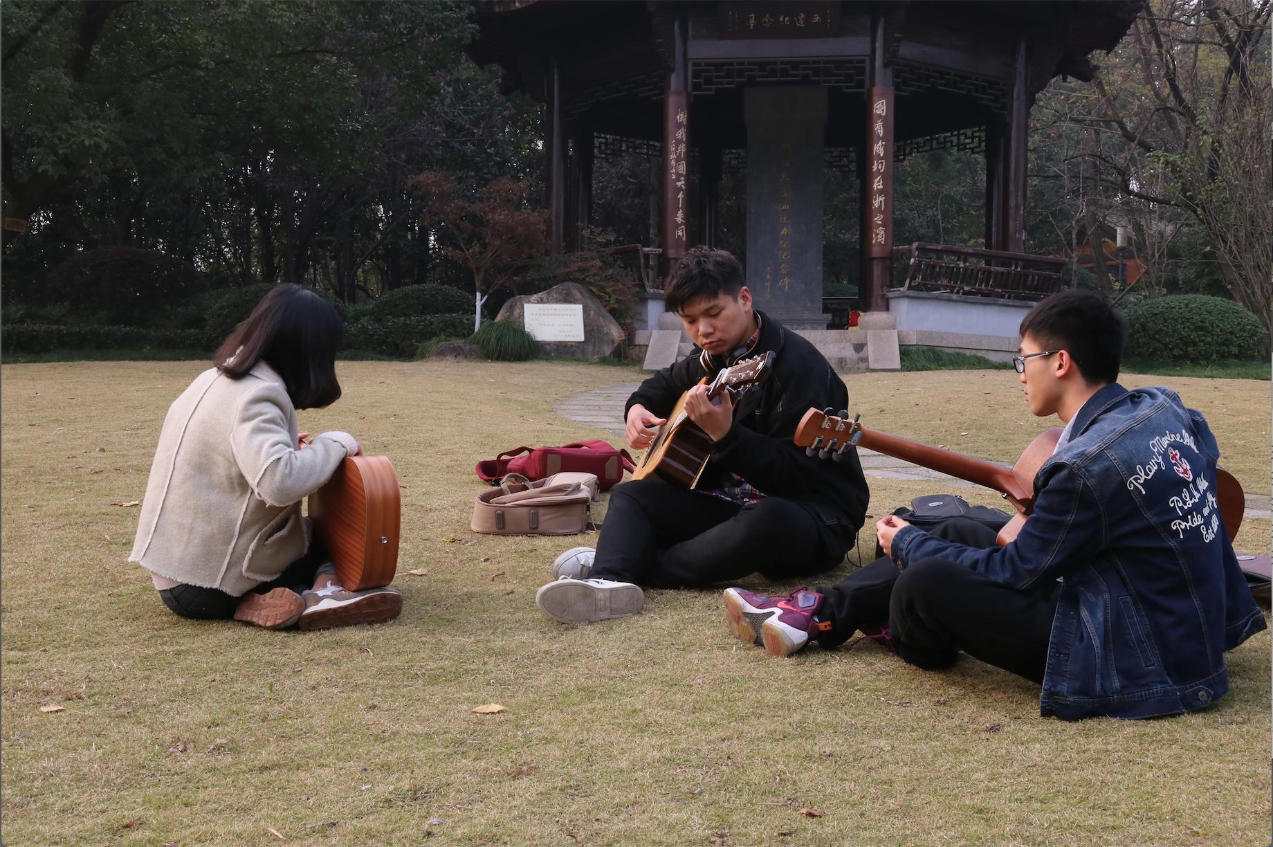 会弹吉他的男生真的很加分吗,会弹吉他学习好的男生