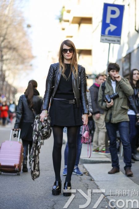 小白鞋松糕鞋搭配连衣裙,松糕鞋时尚配纱裙