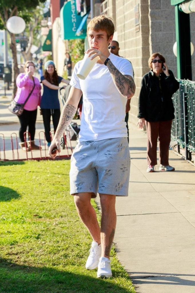 JustinBieber穿着小白鞋，却越来越沧桑...