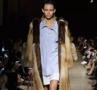 蓝色大海的传说垃圾桶捡衣服,全智贤蓝色大海同款包