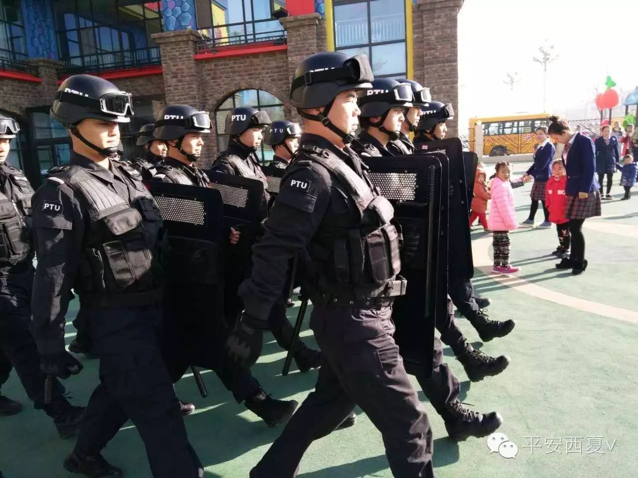 头条丨PTU的蜀黍们受邀来到海贝尚智幼儿园，对小朋友进行爱国主义教育！