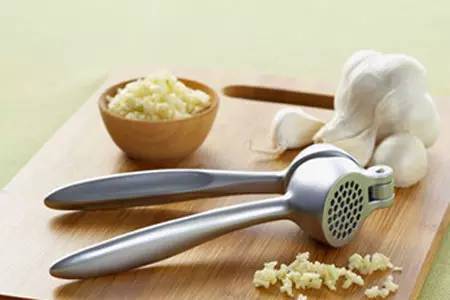 感冒咳嗽小妙招葱白加大蒜,感冒咳嗽只需一粒大蒜简单又实用