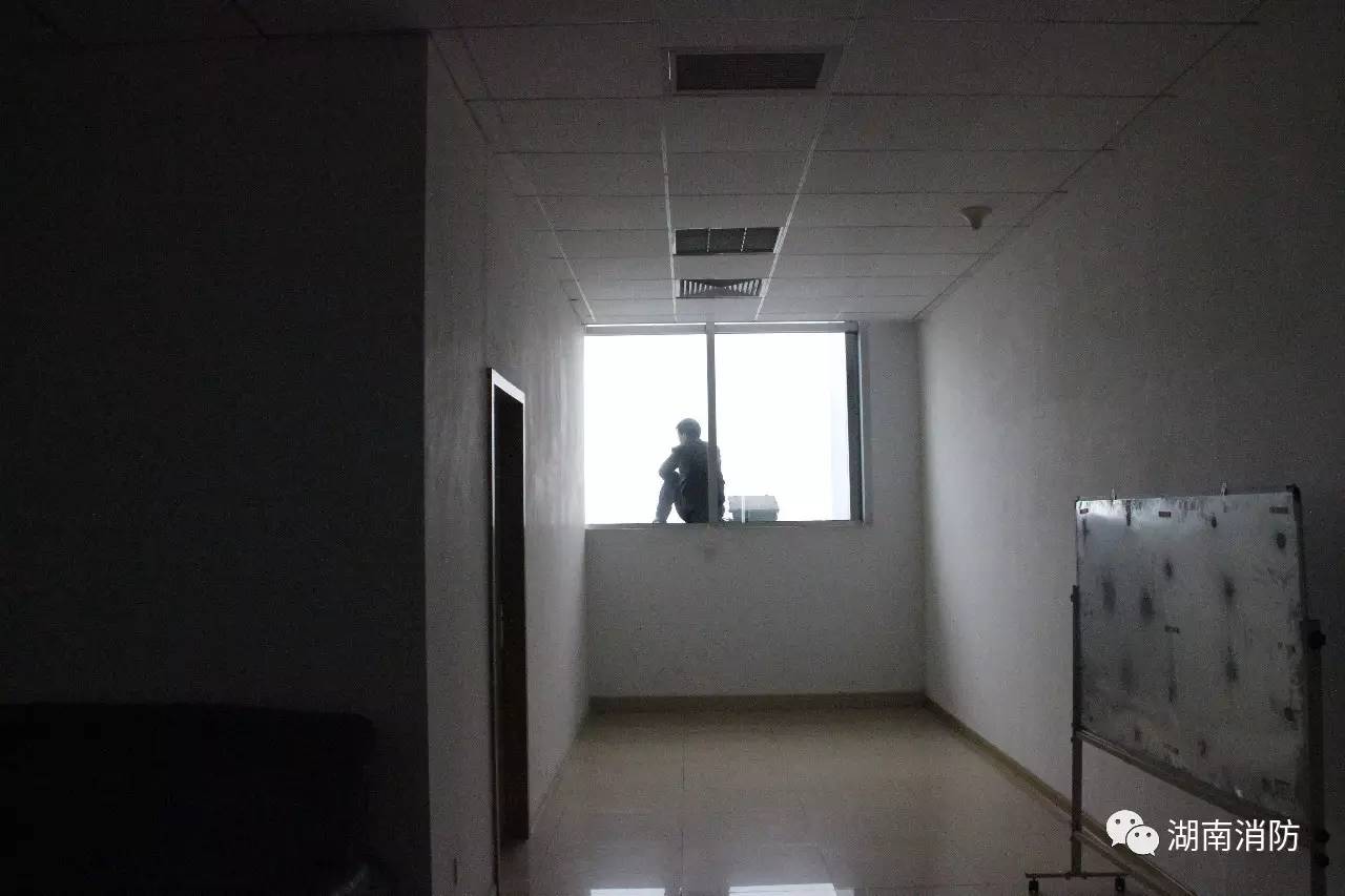 「新闻多看点」|湘西自治州一男子男子60米高楼欲轻生湖南消防成功救援……