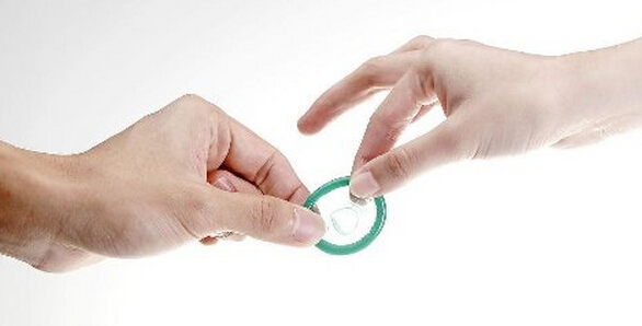 年轻人，避孕套都需要我教你怎么用么？