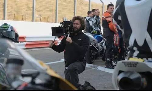 作为摄影师的“鸡”，你必须扛得起相机、拍得了防抖视频！