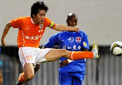 前鲁能队长因打架被扫地出门，35岁高龄依然状态良好