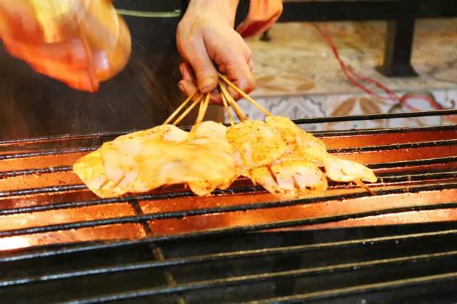 铁板鸭肠10元40串串,鸭肠1块钱