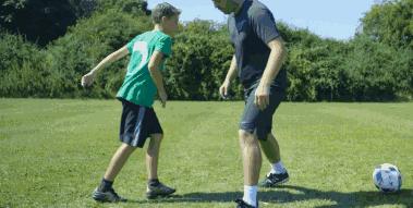 妹子出现时，老司机教你用踢球技术实力把妹