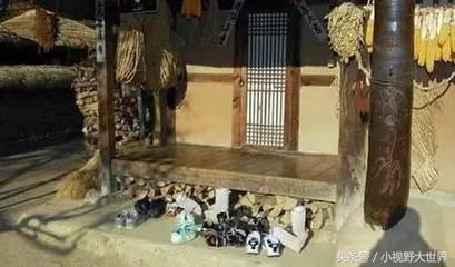 韩国人穿袜子穿拖鞋 (韩国人为什么喜欢穿白色袜子拖鞋)