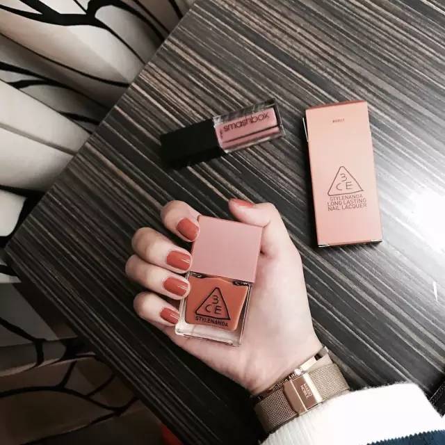 手不好看买什么颜色指甲油,什么牌子指甲亮油最好