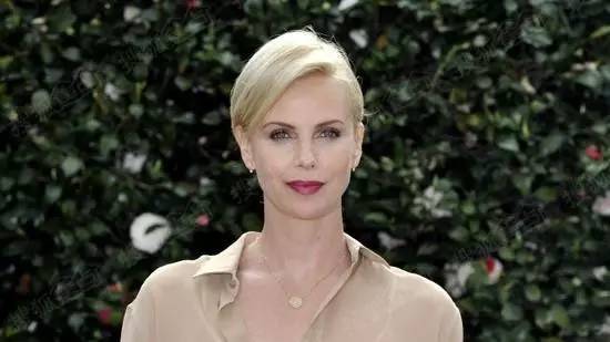 一张让人心碎的照片后的感人故事，丹麦女子被评为感动全球年度人物