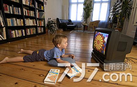 小孩看电视总是眨眼怎么回事,小孩看电视总是眨眼睛是怎么回事