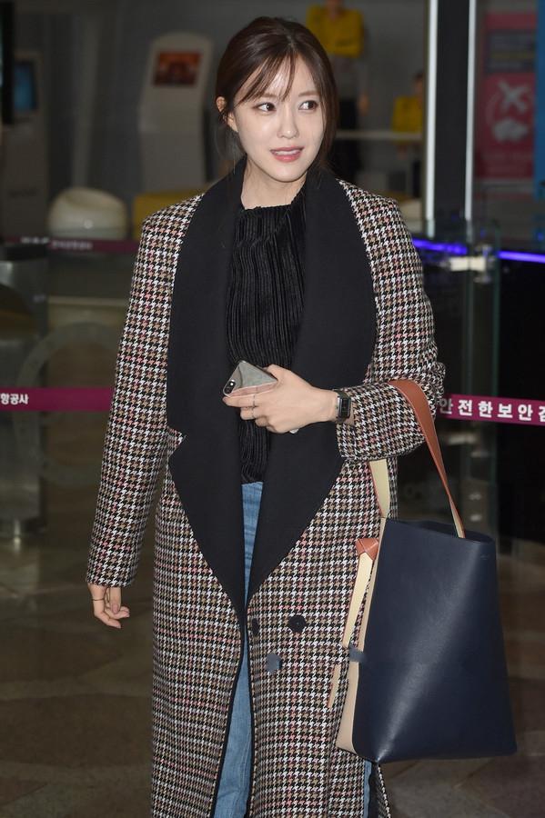 韩国女明星机场照皮衣,韩国女明星同款阿迪达斯