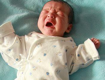 新生儿反奶是怎么回事,新生儿总是往上反奶又咽回去