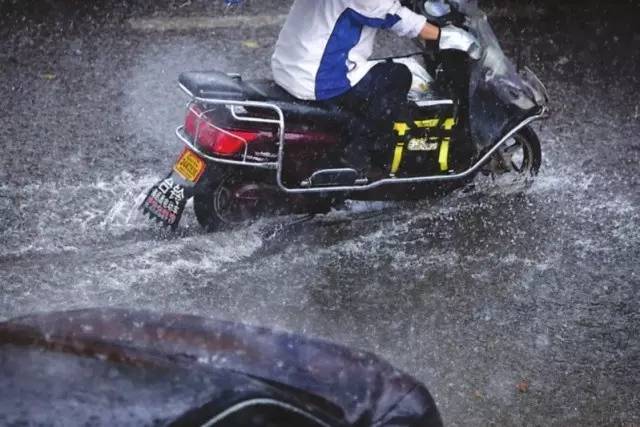 外卖小哥把汤弄洒了自己承担吗,外卖小哥把外卖洒了算谁的