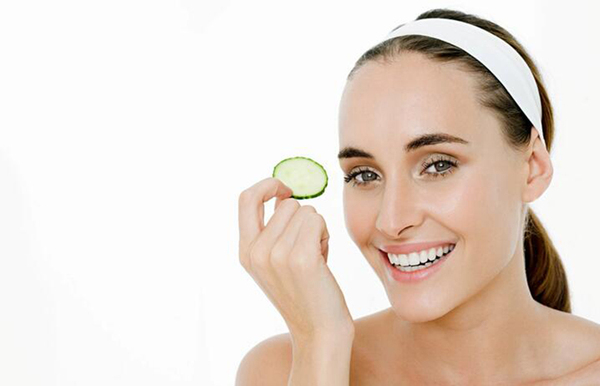 右脸颊长红痘是什么原因引起的,右脸颊一片痘痘